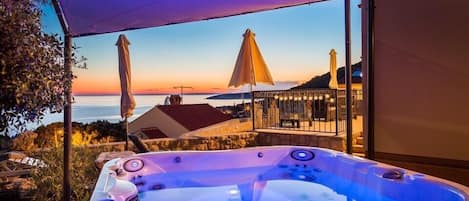 Outdoor spa tub
