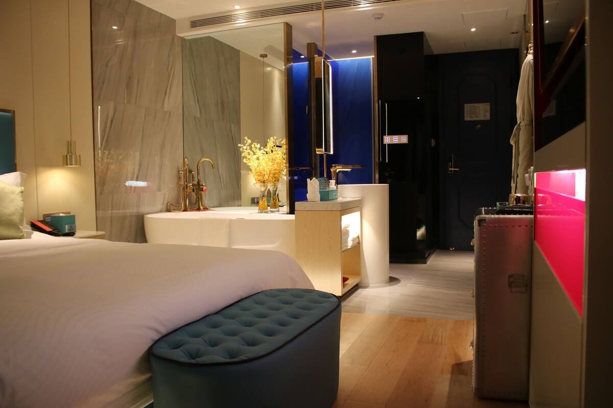 Minibar, desk, blackout curtains, free WiFi