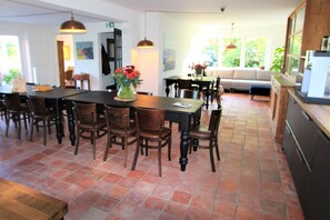 Café da manhã completo diário (EUR 15 por pessoa)