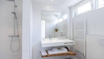 Een douche, een regendouche, gratis toiletartikelen, een haardroger