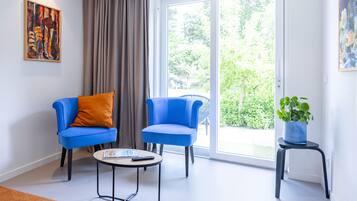 Gallery tweepersoonskamer, 1 queensize bed, toegankelijk voor mindervaliden, uitzicht op tuin | 2 slaapkamers, hypoallergeen beddengoed, een kluis op de kamer