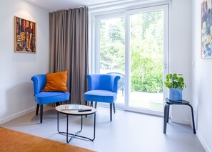 Quarto casal galeria, 1 cama Queen, acessível, vista para o jardim | 2 quartos, roupas de cama antialérgicas, cofres nos quartos