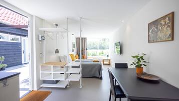 Superior-dobbeltværelse | Allergivenligt sengetøj, pengeskab på værelset, individuelt design