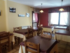Dining - Hostal Rural Casa Parda (Sallent de Gallego)
