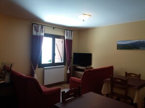 Doppel- oder Zweibettzimmer | Wohnbereich | Flachbildfernseher