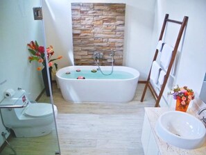 Rainfall showerhead, hair dryer, towels - Rawai Ka 3 Bedroom Villa (Rawai)