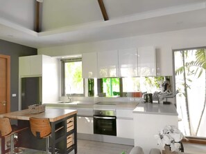 3-Bedroom Villa with a Private Pool | Eigene Küche | Kühlschrank, Mikrowelle, Ofen, Herdplatte