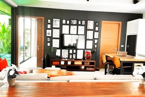 3-Bedroom Villa with a Private Pool | Zona de estar | Una televisión de pantalla plana