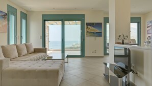 Villa 3 Bedrooms with Small Private Pool | Oppholdsområde | Flatskjerm-TV og peis