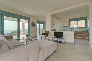 Villa 3 Bedrooms with Private pool, Accessible | 客廳 | 平面電視、壁爐