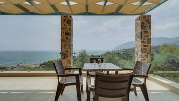 Villa 3 Bedrooms with Private pool, Accessible | Vistas del balcón