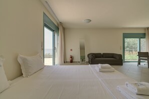 Villa 3 Bedrooms with Private pool, Accessible | 3 makuuhuonetta, ylelliset vuodevaatteet, tallelokero huoneessa