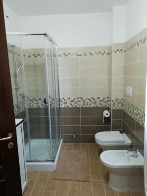 Baignoire d'eau douce, douche à « effet pluie », peignoirs, bidet