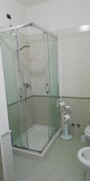 Baignoire d'eau douce, douche à « effet pluie », peignoirs, bidet