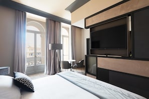 Junior Suite, 1 Bedroom, Bathtub, City View | Hypo-allergenic bedding, minibar, in-room safe, individually decorated - Amadomus Luxury suites (Naples)