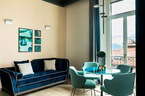 Suite – deluxe, 1 queensize-seng med sovesofa, badekar, byutsikt | Allergitestet sengetøy, minibar, safe på rommet og individuelt dekorert