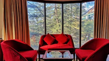 Royale Suite | Living area | 32-inch LED TV with satellite channels, TV