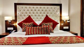 Premium Lounge | Egyptian cotton sheets, premium bedding, pillow-top beds, minibar