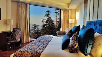 Executive Studio Suite | Egyptian cotton sheets, premium bedding, pillow-top beds, minibar