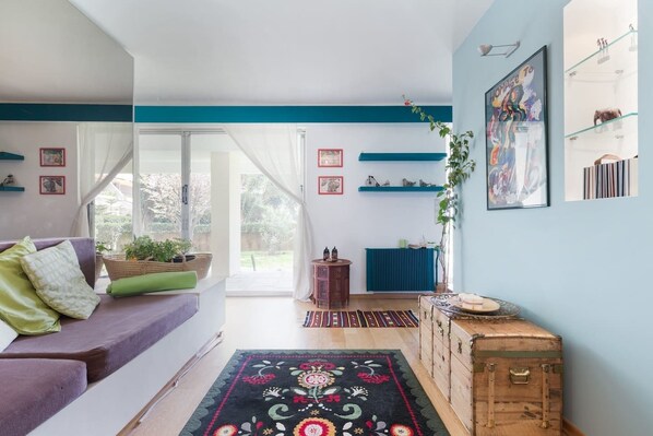 Apartamento, 1 habitación, vistas al jardín, planta baja | Zona de estar | Una televisión de pantalla plana, Netflix