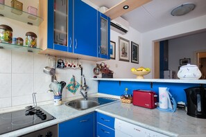Refrigerador con freezer, microondas, horno, placa de cocina