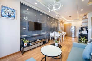 Appartement Panoramique, 2 chambres, vue océan, en front de mer | Coin séjour | TV connectée de 42 pouces avec chaînes numériques, télévision, Netflix