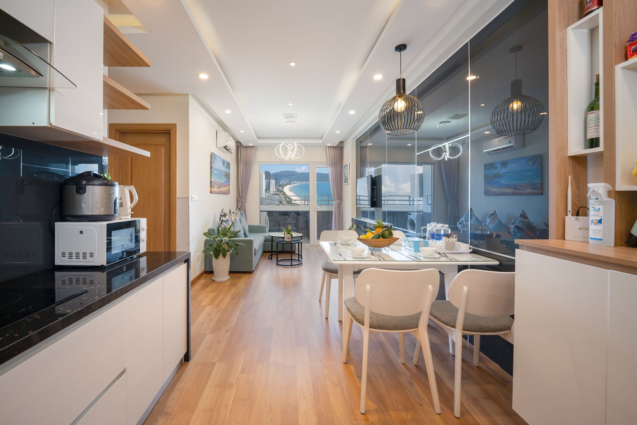 Panoramic-Apartment, 2 Schlafzimmer, Meerblick, Meerseite | Essbereich im Zimmer