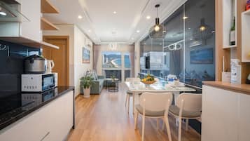 Panoramic-Apartment, 2 Schlafzimmer, Meerblick, Meerseite | Essbereich im Zimmer