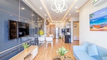Panoramic-Apartment, 2 Queen-Betten, Küche, Meerblick | Wohnzimmer | 42-Zoll-Smart-TV mit Digitalempfang, Fernseher, Netflix