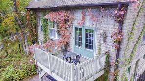 Outdoor pool - James Mulvey Carriage House Inn (Stillwater)