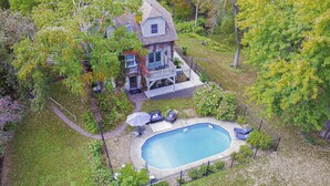 Outdoor pool - James Mulvey Carriage House Inn (Stillwater)