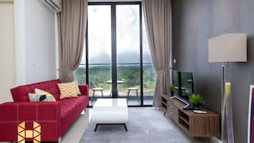 Familienapartment, 3 Schlafzimmer, Stadtblick | Wohnbereich | Smart-TV