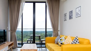 Una sala moderna con un sofá amarillo, una mesa de centro de madera y un televisor sobre un mueble.
