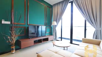 Premium-Apartment, 2 Schlafzimmer, Stadtblick | Wohnzimmer | Smart-TV