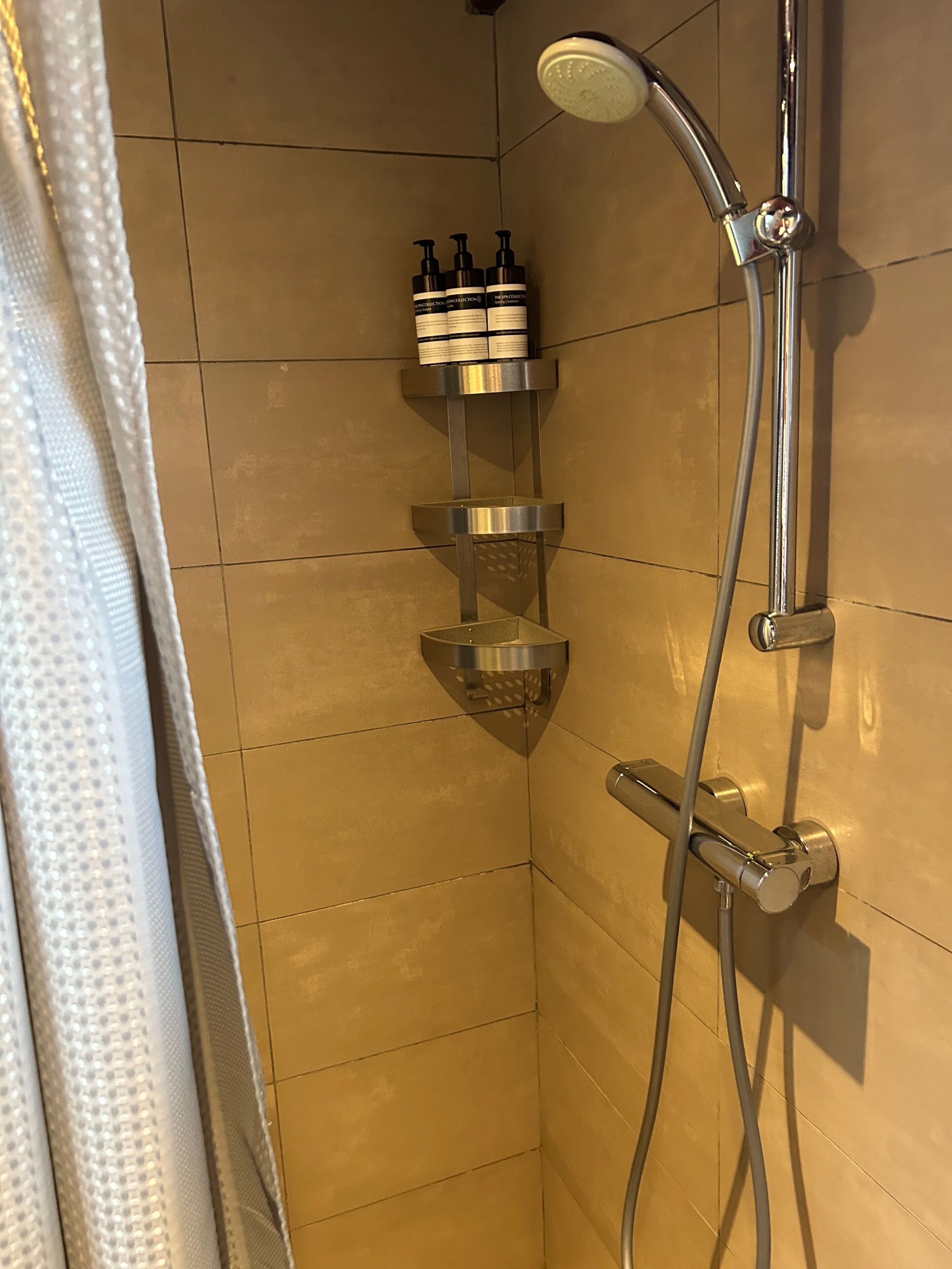 Superior Studio (Studio E) | Bathroom | Shower, hair dryer, towels