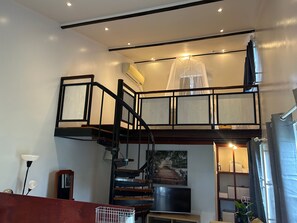 Superior Studio (Studio E) | Living area | 40-cm flat-screen TV with cable channels, TV - Asteria Studios (Paramaribo)