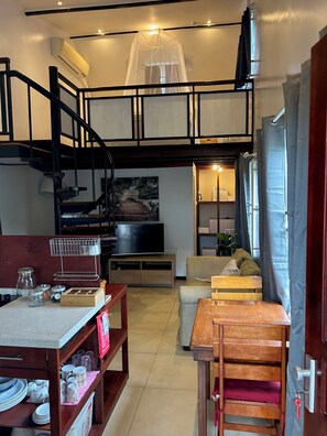 40-cm flat-screen TV with cable channels, TV - Asteria Studios (Paramaribo)