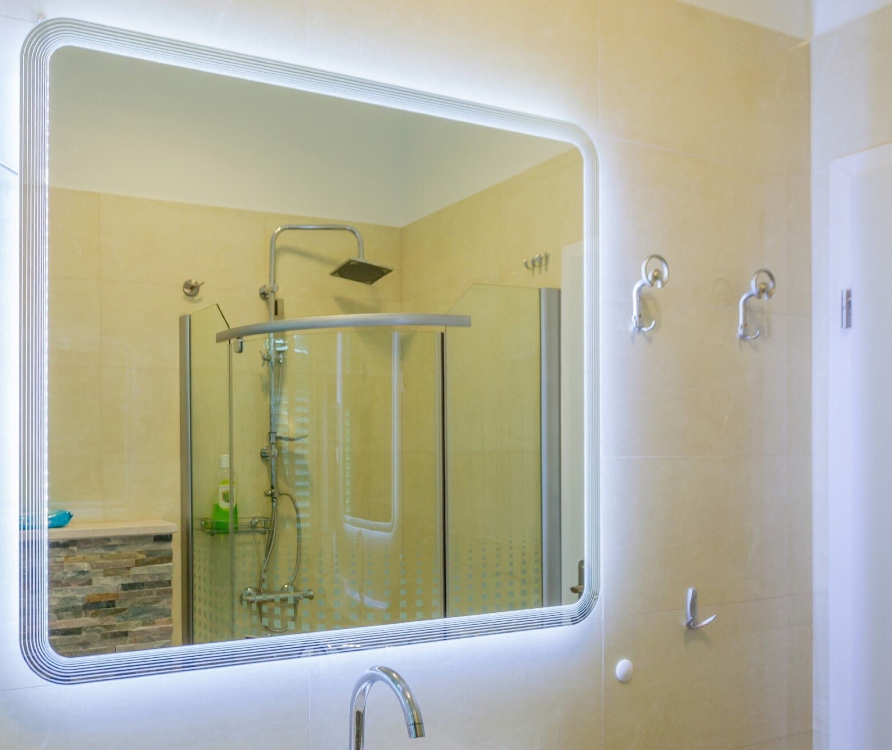 Shower, rainfall showerhead, free toiletries, hair dryer