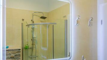 Shower, rainfall showerhead, free toiletries, hair dryer