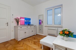 47-inch flat-screen TV with digital channels, TV - Chic Apartment in Center (Split)