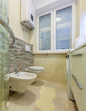 Shower, rainfall showerhead, free toiletries, hair dryer