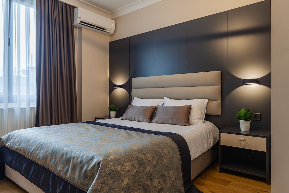 Premium bedding, memory-foam beds, in-room safe, soundproofing