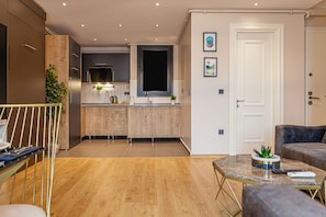 Stort kylskåp, mikrovågsugn (vid begäran) och spishäll