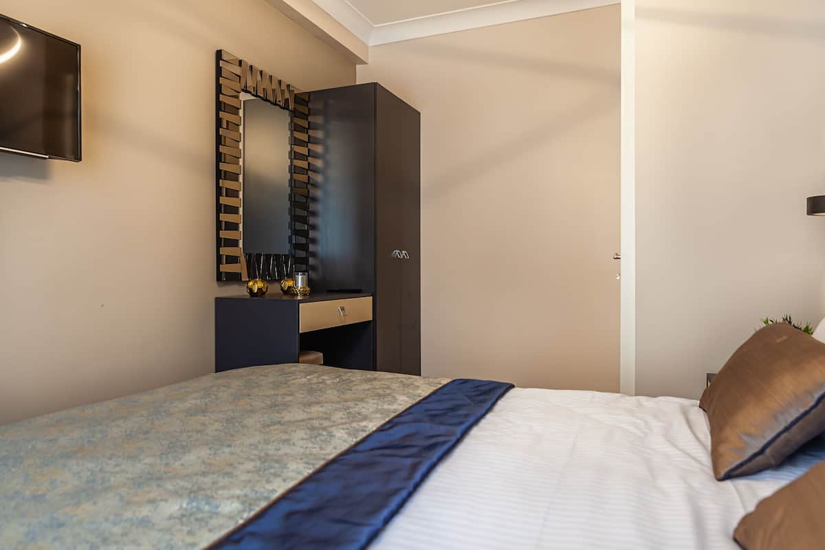 Premium bedding, memory-foam beds, in-room safe, soundproofing