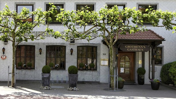 A building with a sign reading "GROTHEN'S GASTHAUS" at the entrance. - Grothenn's Hotel (Bremen)