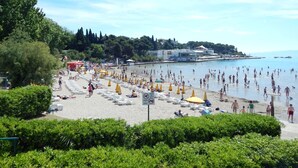 Strand von Bačvice mit Liegestühlen und Sonnenschirmen.