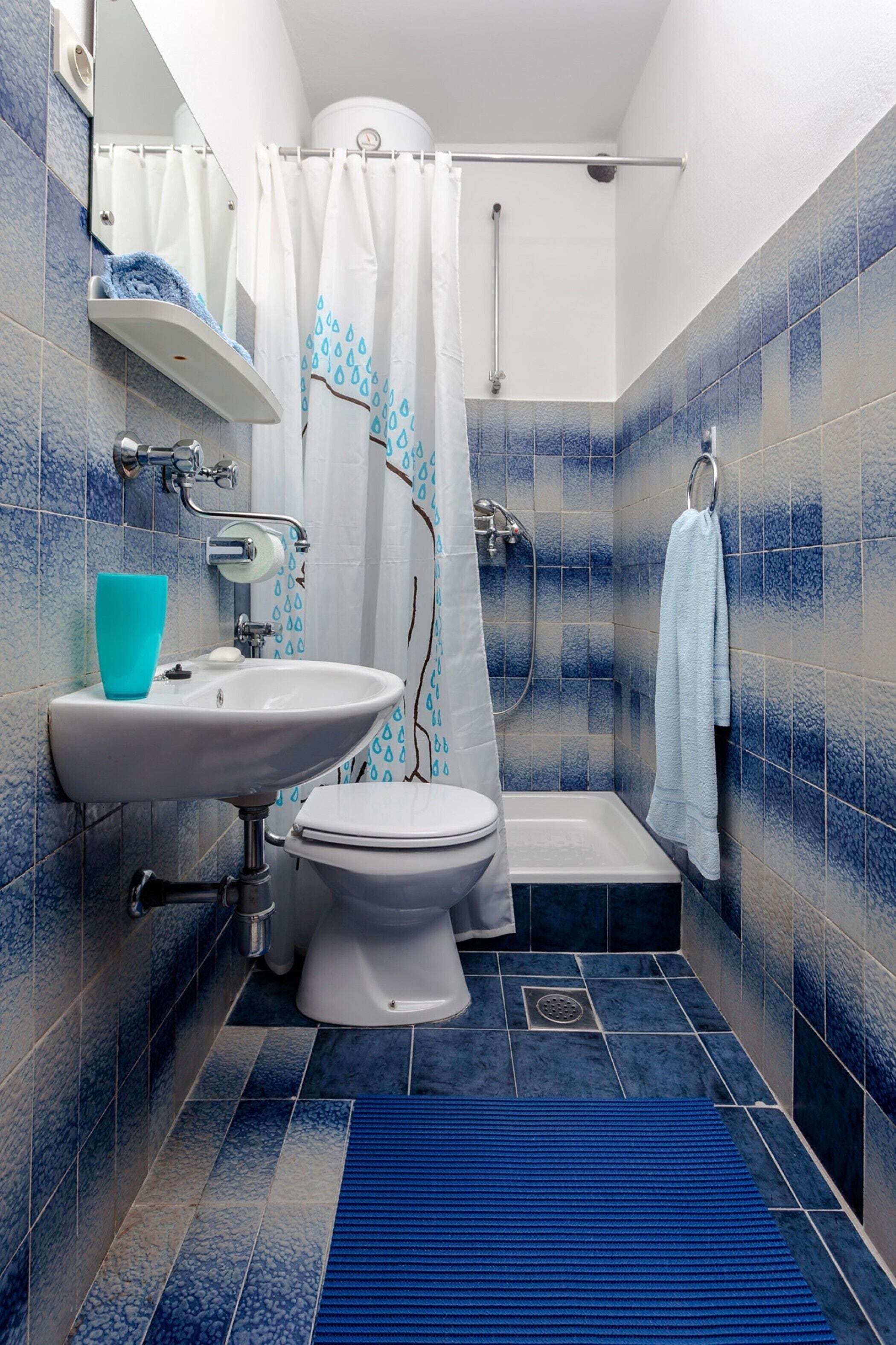 Studio | Badkamer | Gratis toiletartikelen, een haardroger, handdoeken, zeep
