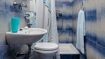 Studio | Badkamer | Gratis toiletartikelen, een haardroger, handdoeken, zeep