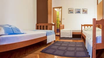 Triple Room | Free WiFi, bed sheets