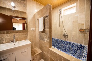 Standard Room, Garden View | Bathroom | Free toiletries, hair dryer, slippers, bidet - Capiedra Hotel (Nevsehir)